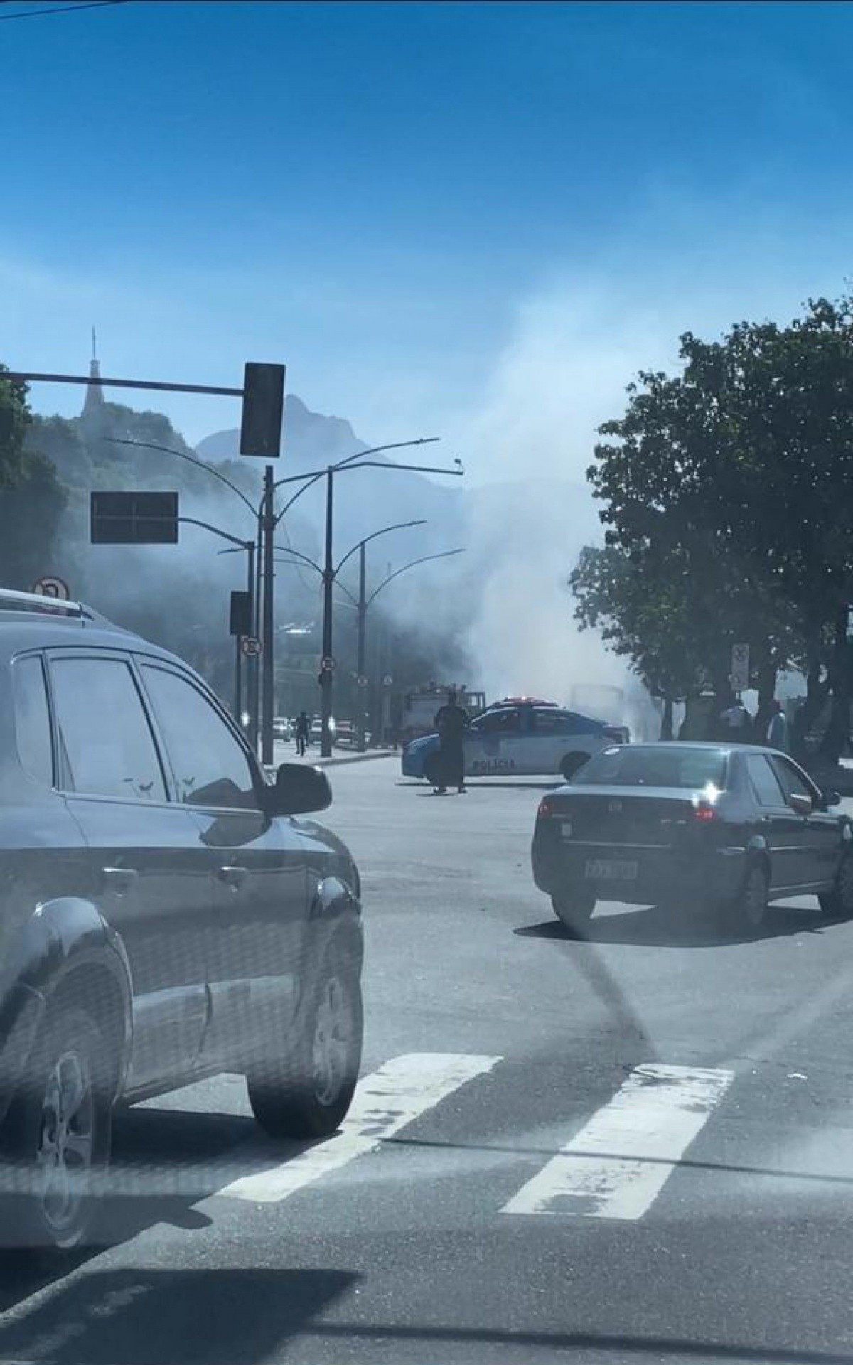 &Ocirc;nibus est&aacute; na pista lateral da Rua Est&aacute;cio, no sentido Rio Comprido e Tijuca, colado ao meio-fio do Largo do Est&aacute;cio