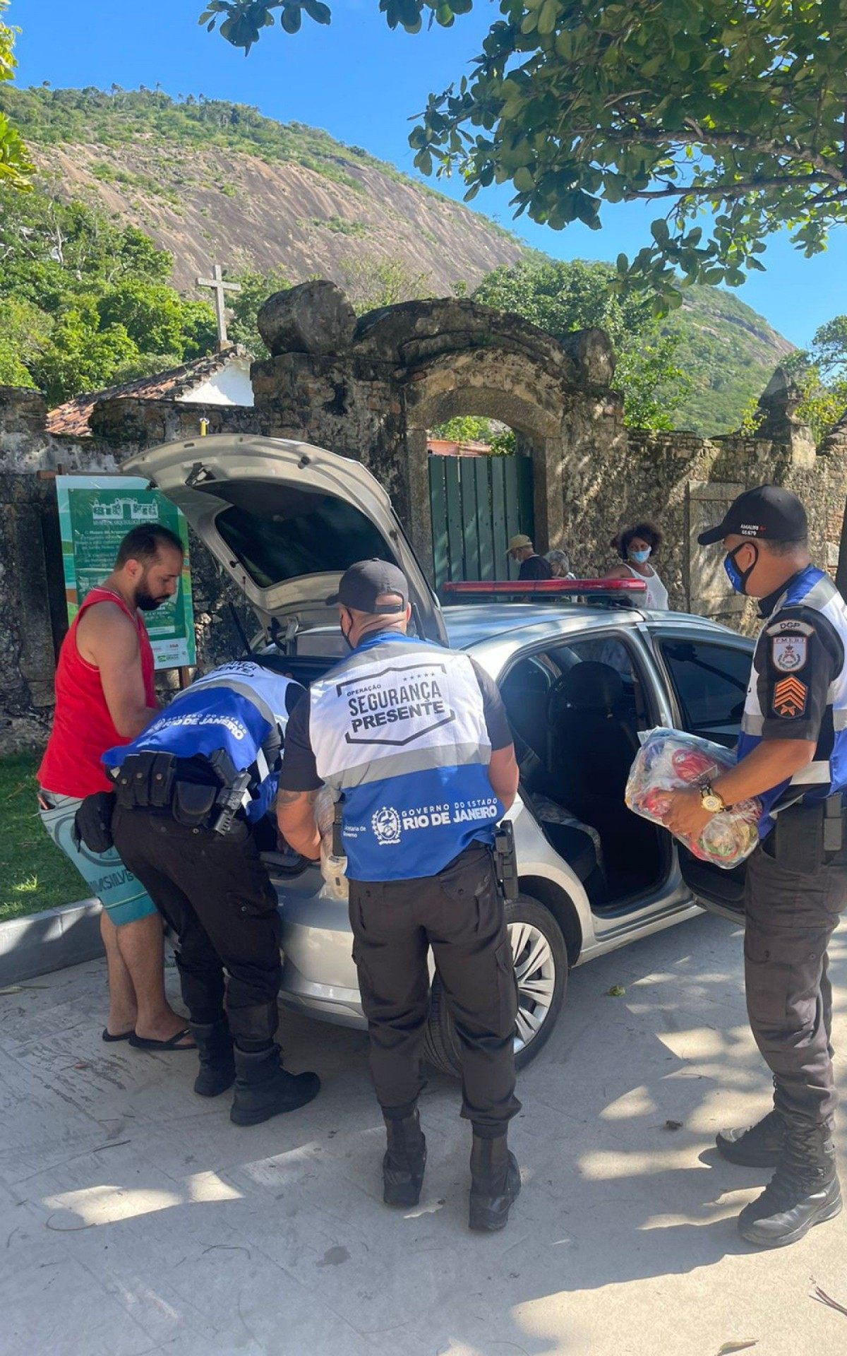 Agentes do programa Segurança Presente doam cestas básicas em Niterói - Reprodução