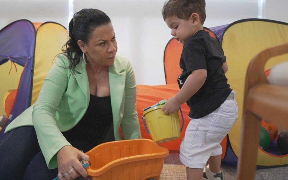 Ruth Dias, mãe de Marília Mendonça, com o neto, Léo, filho da cantora e de Murilo Huff - Reprodução