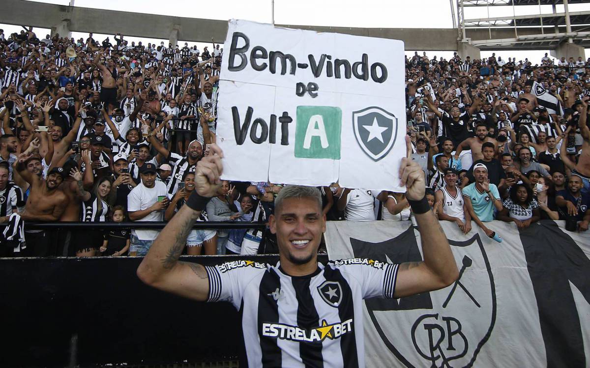 Navarro.Botafogo x Operario PR pelo Campeonato Brasileiro Serie B no Estadio Nilton Santos. 15 de Novembro de 2021, Rio de Janeiro, RJ, Brasil. Foto: Vitor Silva/Botafogo. .Imagem protegida pela Lei do Direito Autoral N&ordm; 9.610, DE 19 DE FEVEREIRO DE 1998. Sendo proibido qualquer uso comercial, remunerado e manipulacao/alteracao da obra..