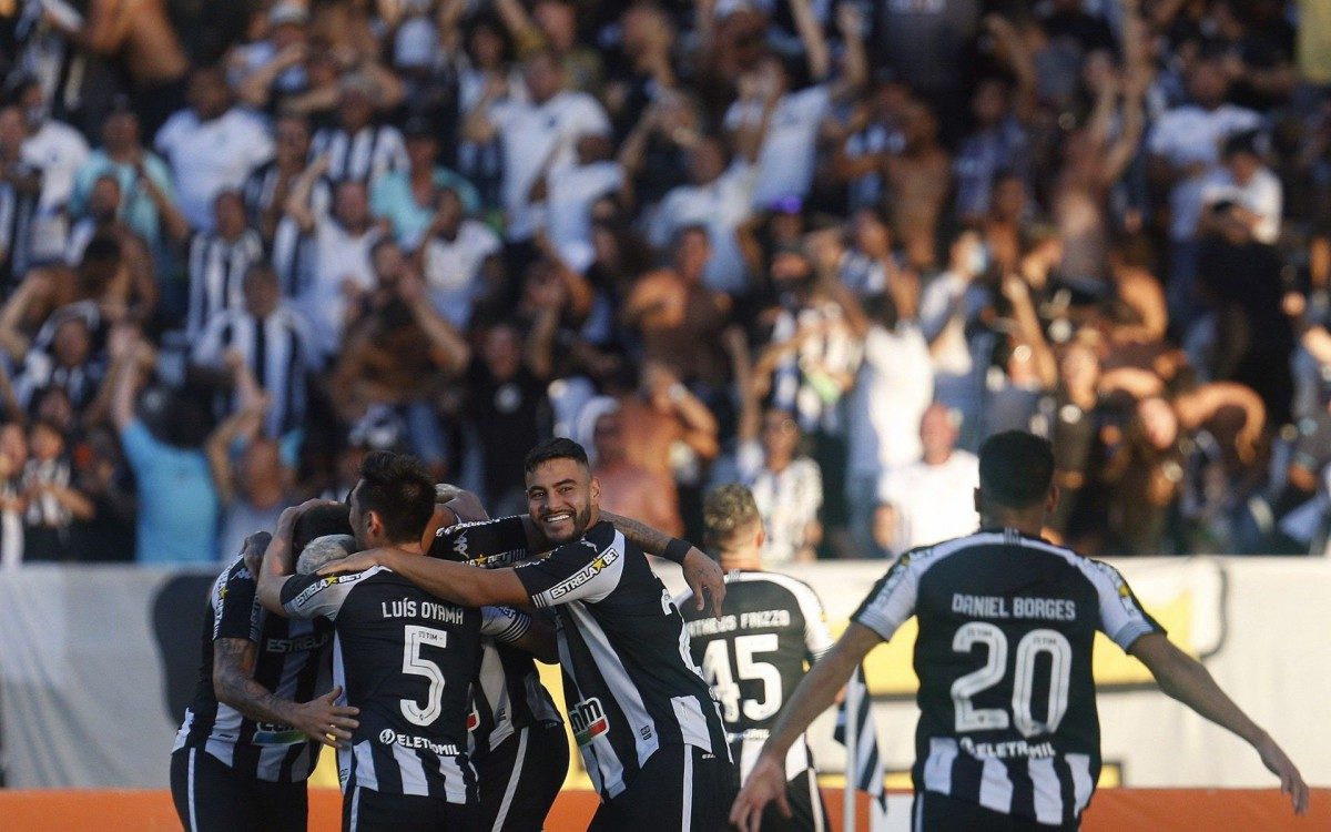 Botafogo x Operario PR pelo Campeonato Brasileiro Serie B no Estadio Nilton Santos. 15 de Novembro de 2021, Rio de Janeiro, RJ, Brasil. Foto: Vitor Silva/Botafogo. .Imagem protegida pela Lei do Direito Autoral N&ordm; 9.610, DE 19 DE FEVEREIRO DE 1998. Sendo proibido qualquer uso comercial, remunerado e manipulacao/alteracao da obra..