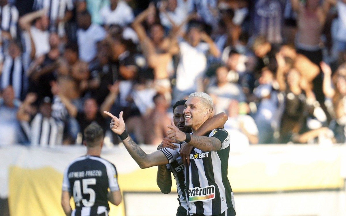 Navarro.  Botafogo x Operario PR pelo Campeonato Brasileiro Serie B no Estadio Nilton Santos. 15 de Novembro de 2021, Rio de Janeiro, RJ, Brasil. Foto: Vitor Silva/Botafogo. .Imagem protegida pela Lei do Direito Autoral N&ordm; 9.610, DE 19 DE FEVEREIRO DE 1998. Sendo proibido qualquer uso comercial, remunerado e manipulacao/alteracao da obra..