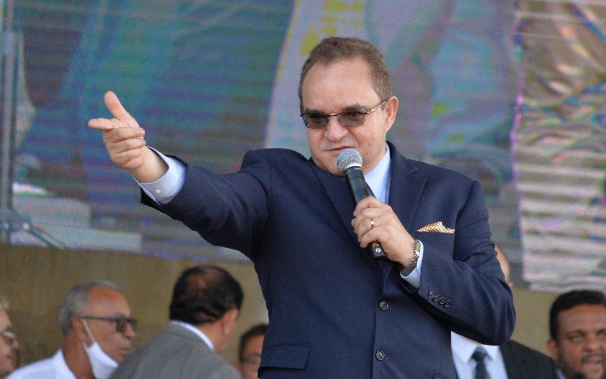 Rio de Janeiro - 15/11/2021 -  RIO DE JANEIRO - CIDADE  - O Bispo Abner Ferreira lider da IEAD-MINISTERIO MADUREIRA, reuniu cerca cinco mil  evangelicos no Parque Madureira na tarde de hoje (15) na zona norte do Rio, Bispo Abner Ferreira orando por Eduardo Paes de Joelhos     Foto : Fabio Costa/ Agencia O Dia