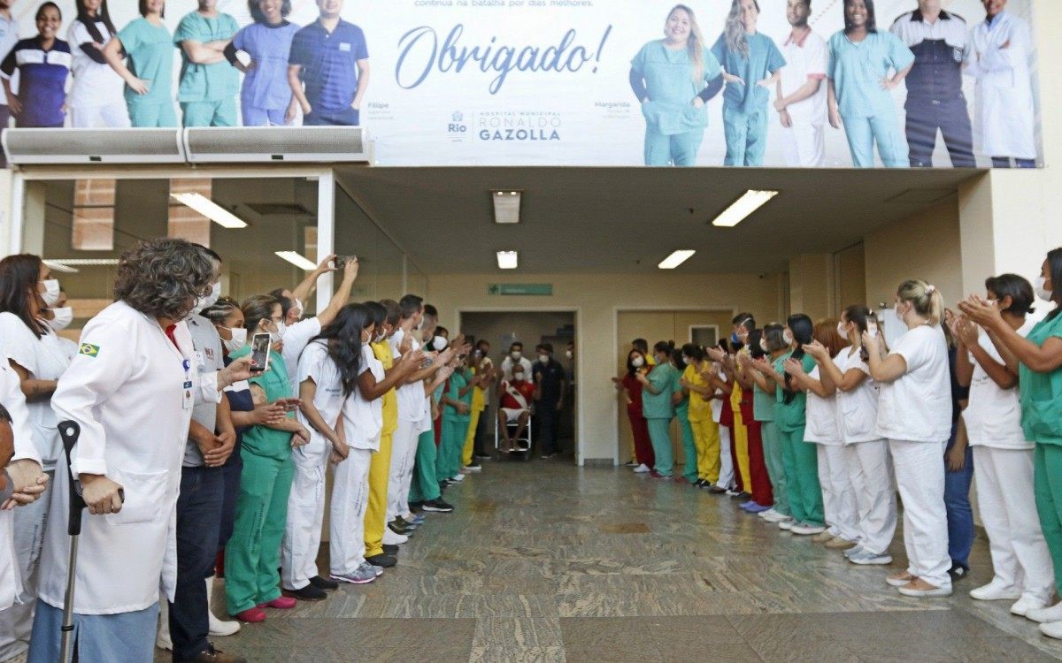 Geral - Paciente recebe alta do Hospital Ronaldo Gazolla, em Acari, zona norte do Rio, apos quase tres meses de interna&ccedil;ao.