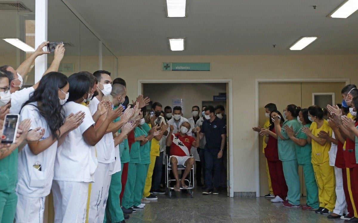 Geral - Paciente recebe alta do Hospital Ronaldo Gazolla, em Acari, zona norte do Rio, apos quase tres meses de interna&ccedil;ao. - Reginaldo Pimenta / Agencia O Dia