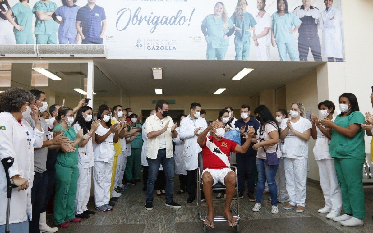 Geral - Paciente recebe alta do Hospital Ronaldo Gazolla, em Acari, zona norte do Rio, apos quase tres meses de interna&ccedil;ao. Na foto, Adelino Gomes, 70 anos. O prefeito do Rio Eduardo paes e o secretario municipal de saude, Daniel Soranz, estiveram presentes no local.