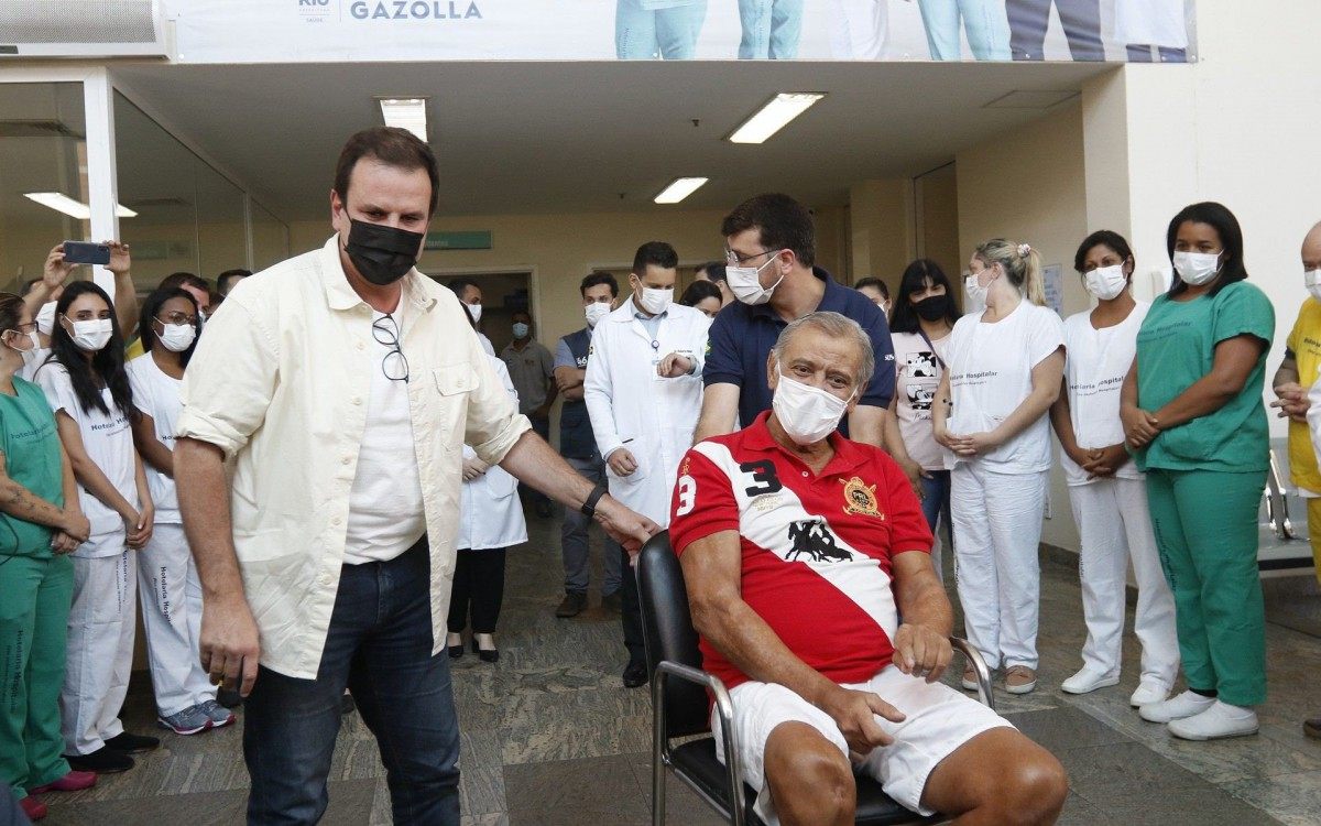 Geral - Paciente recebe alta do Hospital Ronaldo Gazolla, em Acari, zona norte do Rio, apos quase tres meses de interna&ccedil;ao. Na foto, Adelino Gomes, 70 anos. O prefeito do Rio Eduardo paes e o secretario municipal de saude, Daniel Soranz, estiveram presentes no local. - Reginaldo Pimenta / Agencia O Dia