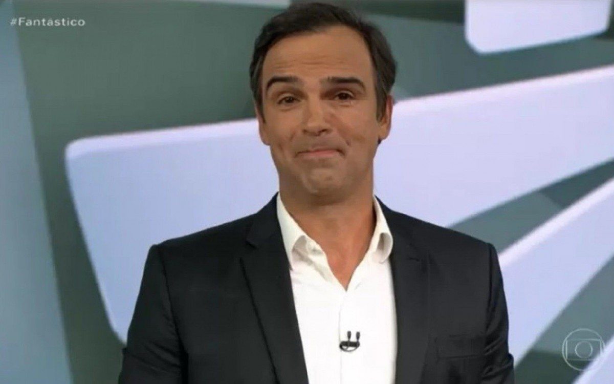 Tadeu Schimidt se emociona em sua despedida do 'Fant&aacute;stico'