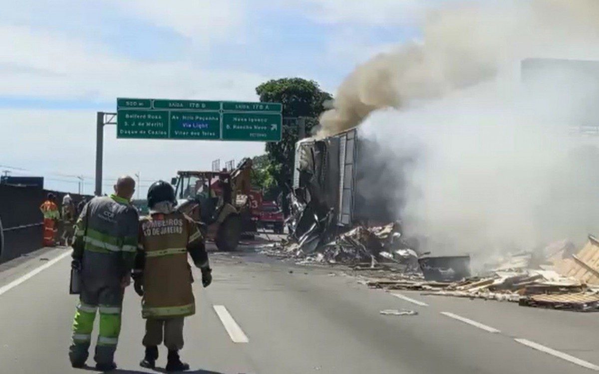 Incêndio na Via Dutra, na altura de Nova Iguaçu - WHATSAPP O DIA