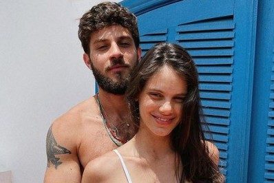 Fotos! Laura Neiva exibe o barrigão ao lado de Chay Suede em cliques íntimos