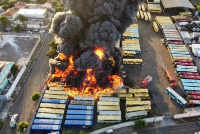 Garagem de ônibus pega fogo e mais de 35 veículos ficam queimados 