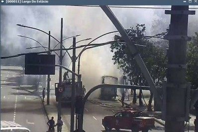 Corpo de Bombeiros combate chamas de ônibus que teria sido incendiado no Estácio