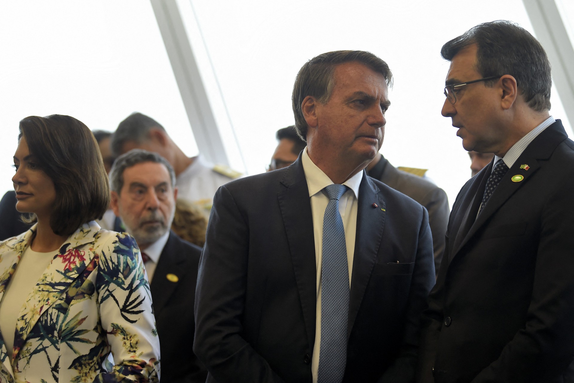 Bolsonaro fala com o ministro das Relações Exteriores do Brasil, Carlos Alberto França, durante a inauguração da embaixada em Bahraini - AFP