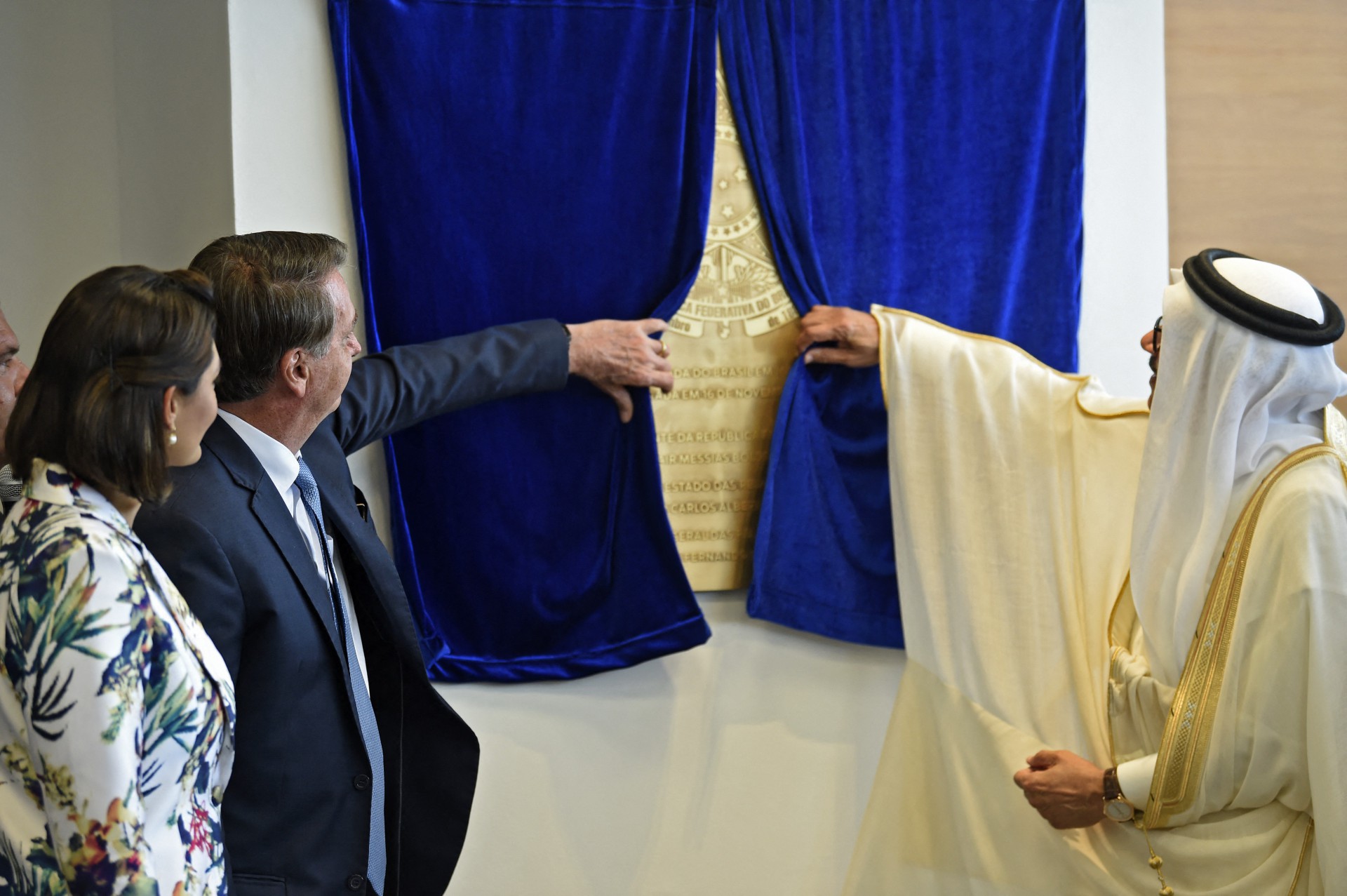 Ministro de Relações Exteriores de Bahraini, Abdullatif al-Zayani, e o presidente brasileiro Jair Bolsonaro revelam placa da embaixada juntos - AFP