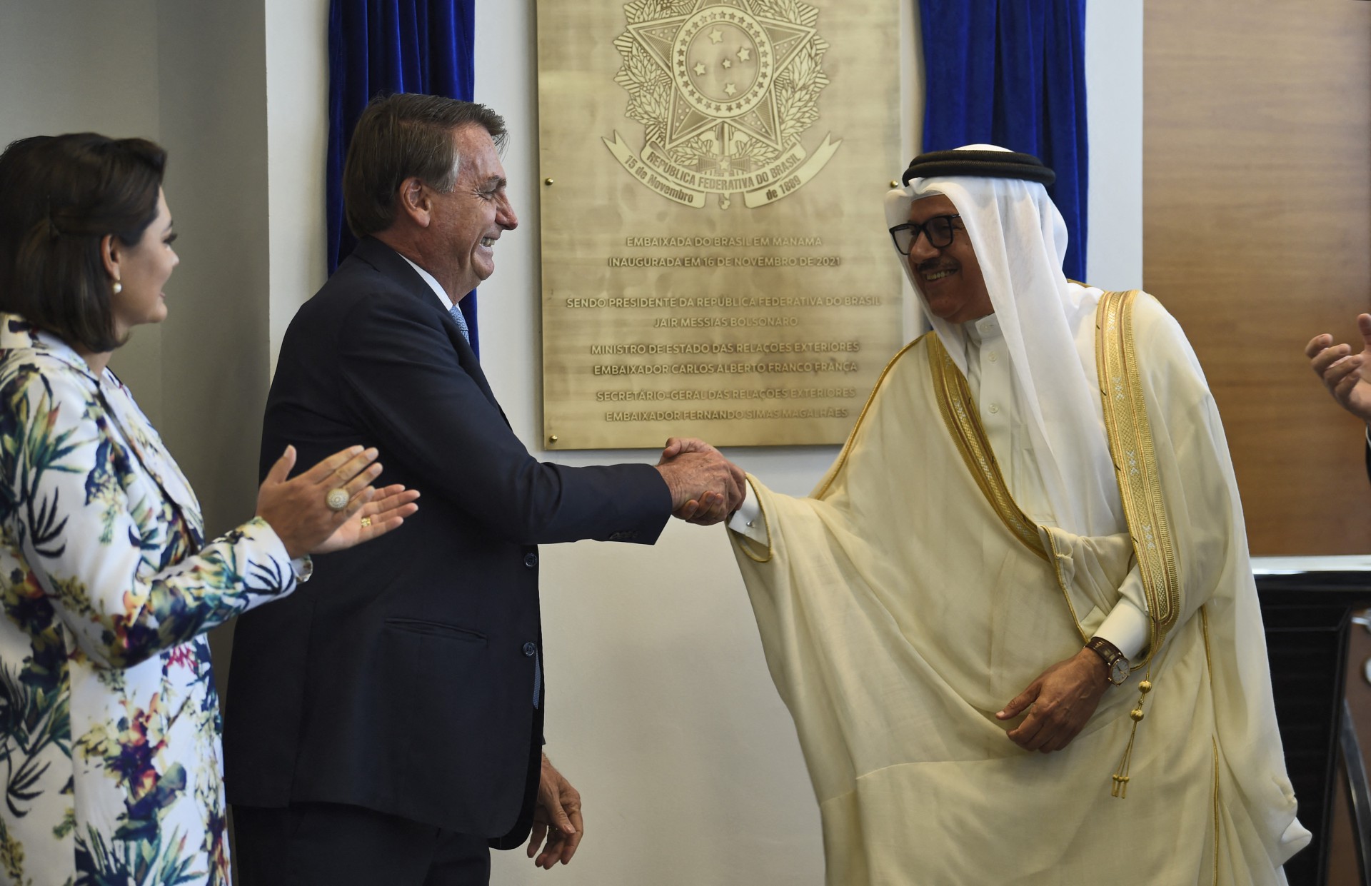 Ministro de Relações Exteriores de Bahraini, Abdullatif al-Zayani, cumprimenta o presidente Jair Bolsonaro  - AFP