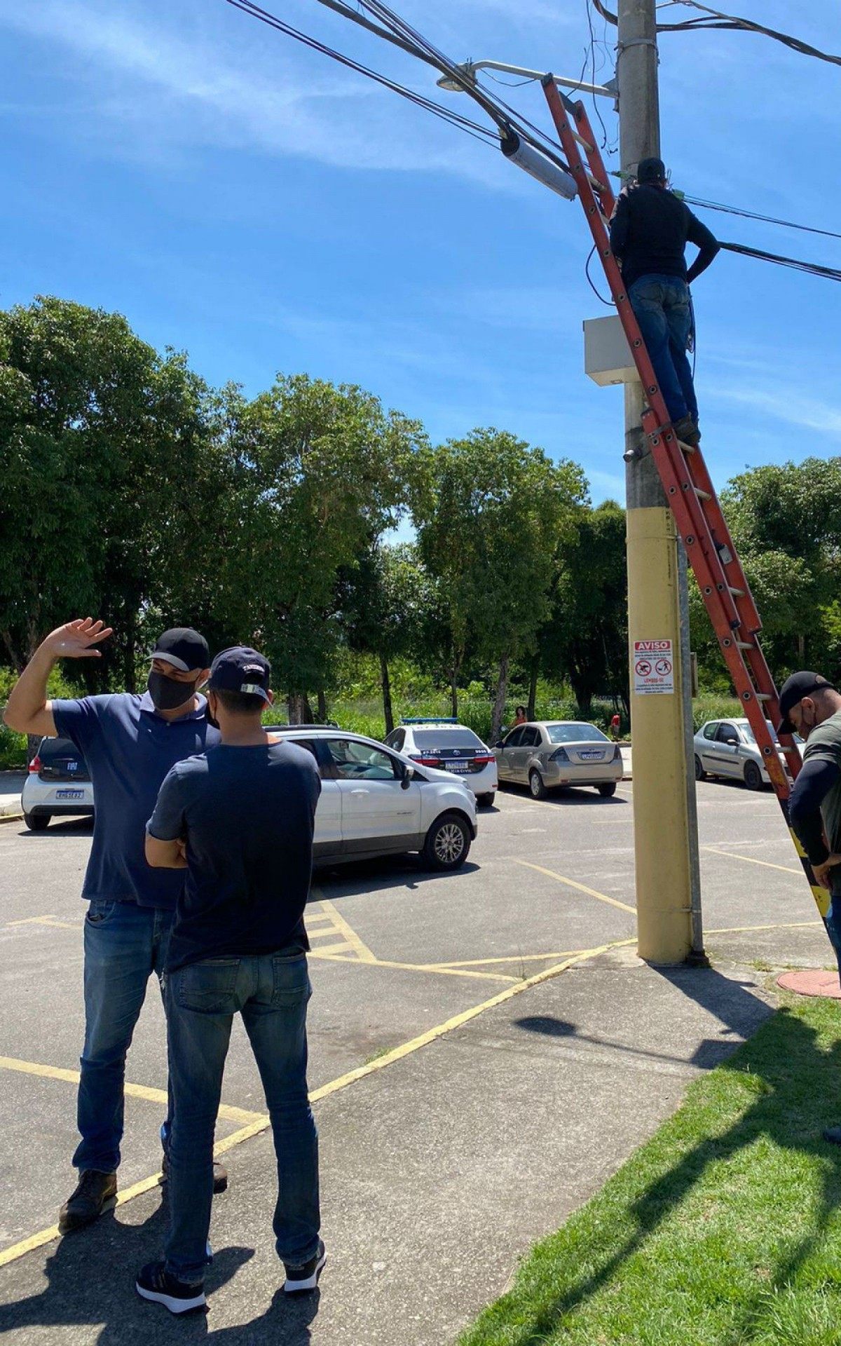 Apreensão de material utilizado em internet clandestina da milícia - Divulgação