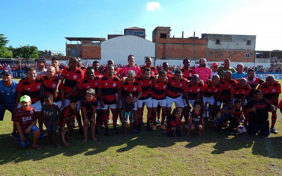 Equipe do SE  Belford Roxo Master posada no Est&aacute;dio N&eacute;lio Gomes