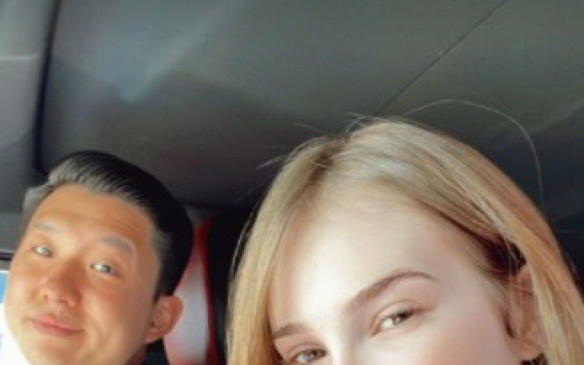 Sammy e Pyong Lee matricularam o filho em duas escolas 