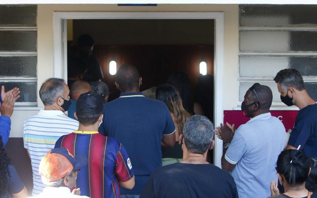 Idoso baleado na entrada da comunidade do Barbante é sepultado na Ilha do Governador - Foto: Reginaldo Pimenta / Agência O Dia