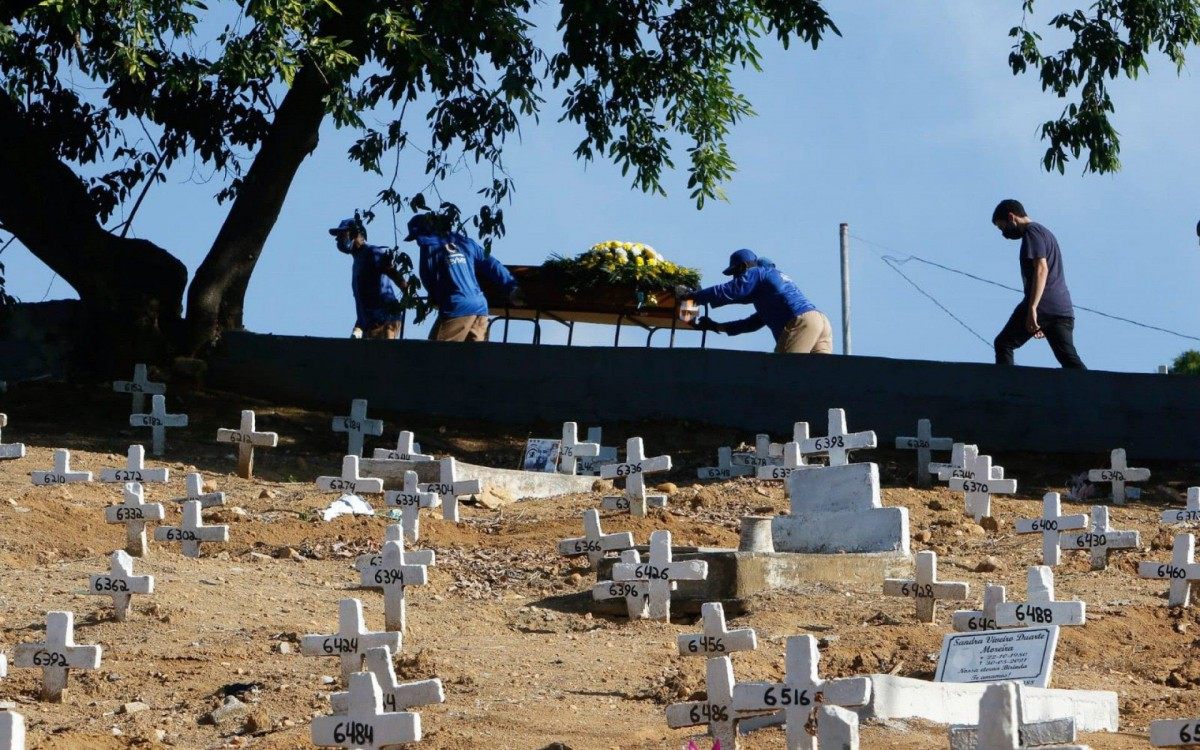 Idoso baleado na entrada da comunidade do Barbante é sepultado na Ilha do Governador - Foto: Reginaldo Pimenta / Agência O Dia