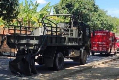 Acidente com caminhão do Exército deixa dois soldados feridos em Volta Redonda
