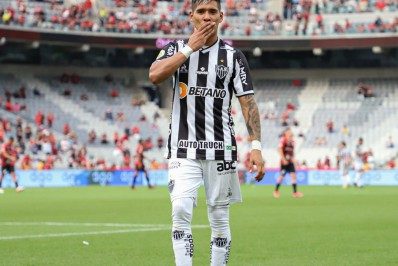 Atlético-MG vence o Athletico-PR, alcança pontuação do Flamengo de 2020 e se aproxima do título