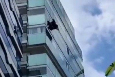 Susto! Homem fica preso em parapente no topo de um prédio; Vídeo