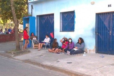 Cariocas formam filas em Centros de Assistência Social às vésperas do pagamento do Auxílio Brasil