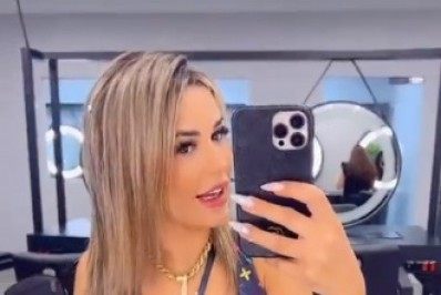 'Careca não ficamos', brinca Deolane Bezerra ao posar sem mega hair