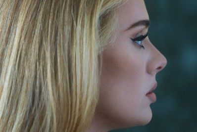 Adele faz exigência bizarra e Spotify exclui recurso popular da plataforma