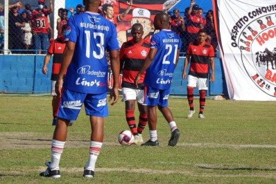 Partida entre Flamengo Master e SE Belford Roxo arrecada 2,5 toneladas de alimentos