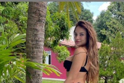 Gabi Martins exibe bumbum na nuca ao posar de biquíni
