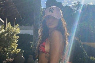 Fotos! De biquíni, Isis Valverde sobe temperatura na web