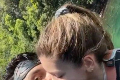 Luan Santana aproveita dia de sol com a namorada em Angra dos Reis