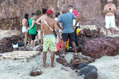 Turista de 19 anos cai de falésia durante passeio de quadriciclo