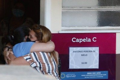 Família e amigos se despedem de idoso baleado na entrada da comunidade do Barbante