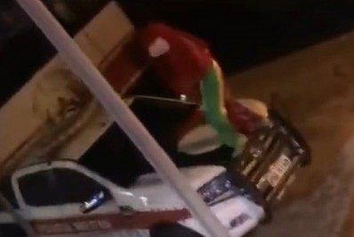 Homem vestido de Fofão é filmado dançando em cima de viatura da PM