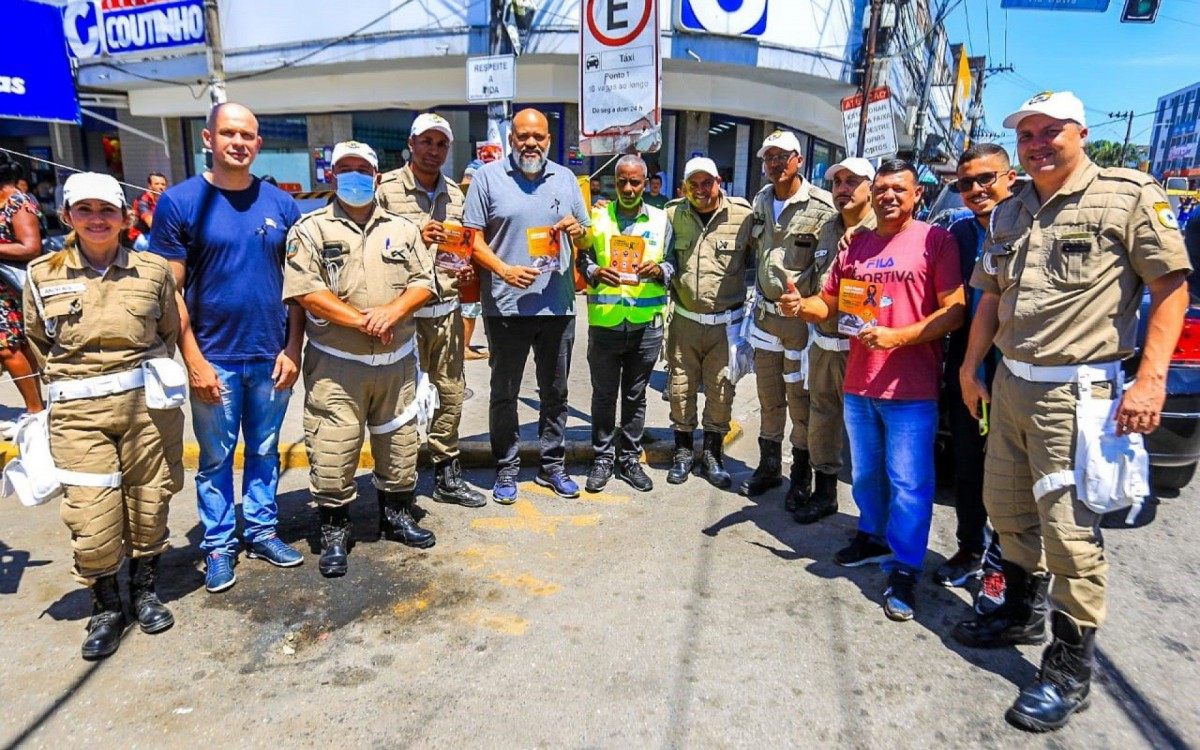 O vice-prefeito Marcelo Canella (5&ordm; da esquerda para a direita) prestigiou a campanha de tr&acirc;nsito