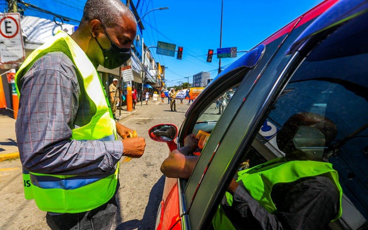 O secret&aacute;rio de Mobilidade Urbana, Marcelo Machado, conversou com motoristas sobre a import&acirc;ncia da campanha