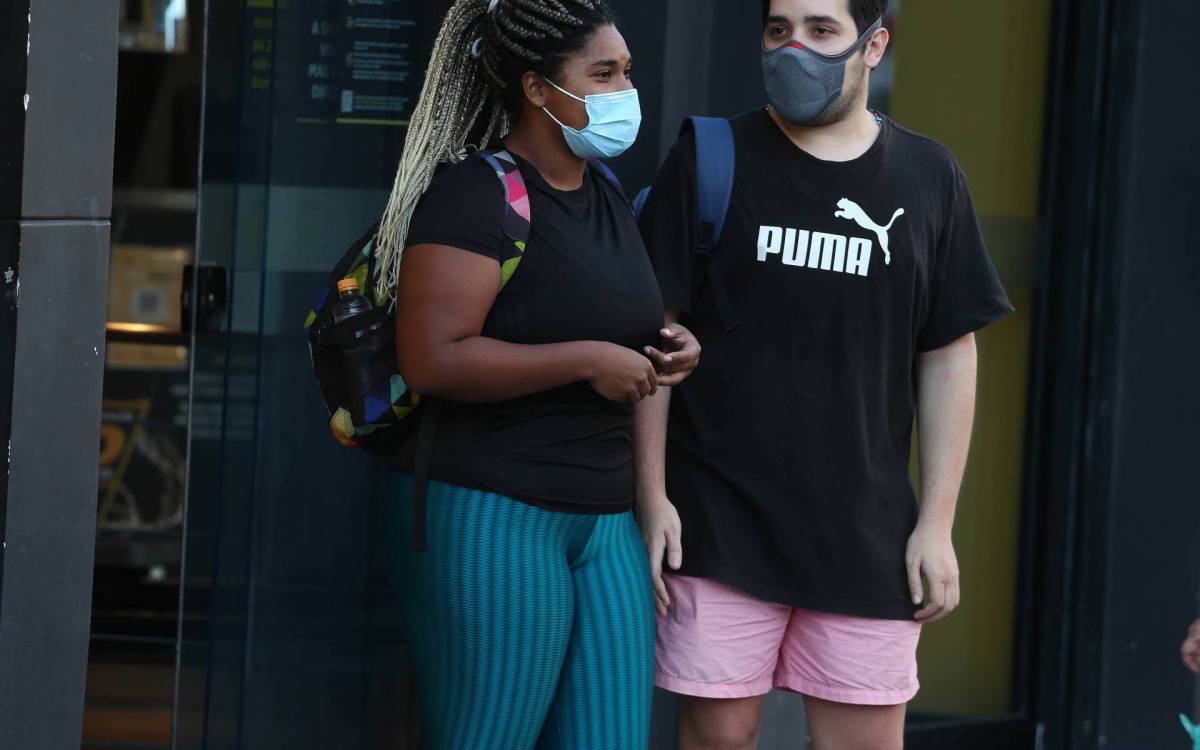 Rio,17/11/2021-TIJUCA, Academia Smart Fit,polemica no uso de mascaras nas academias, Prefeitura do Rio libera uso de mascaras nas academias, mas Secretaria de Estado de Saude mantem a obrigatoriedade do uso de mascaras em ambientes fechados. Na foto,usuarios da academia, Luana Gabreira e Bernardo Maia .Foto: Cleber Mendes/Ag&ecirc;ncia O Dia