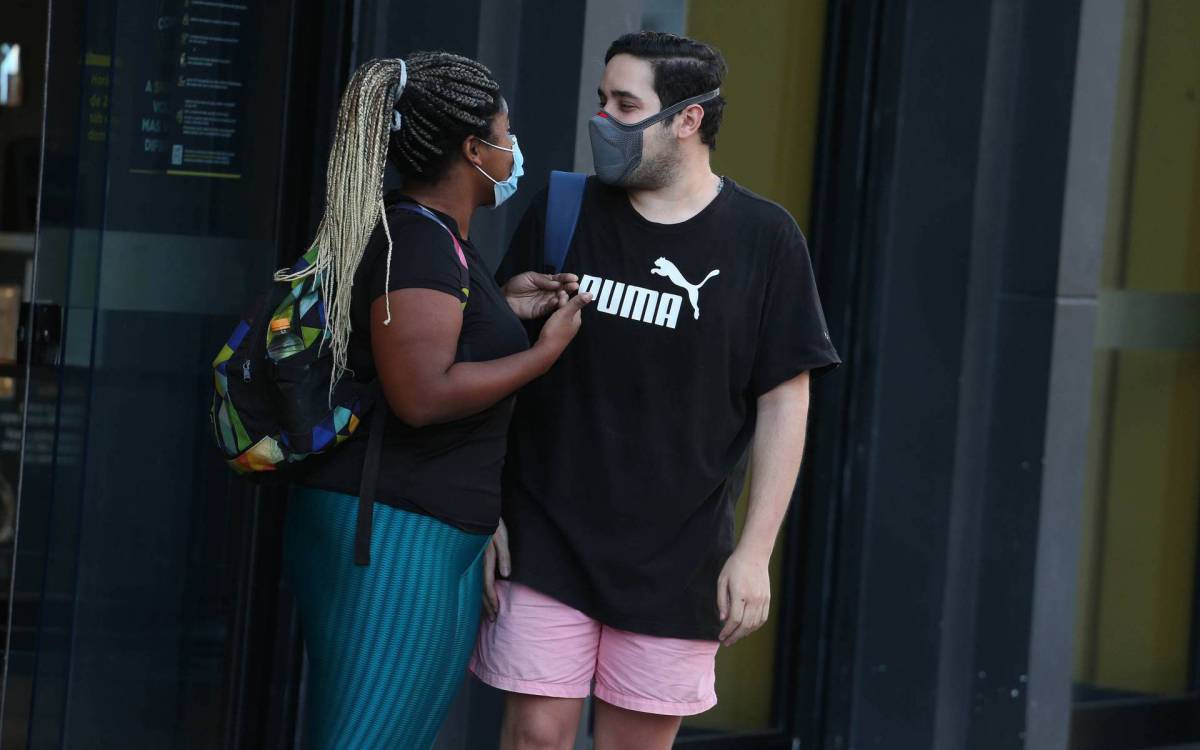 Rio,17/11/2021-TIJUCA, Academia Smart Fit,polemica no uso de mascaras nas academias, Prefeitura do Rio libera uso de mascaras nas academias, mas Secretaria de Estado de Saude mantem a obrigatoriedade do uso de mascaras em ambientes fechados. Na foto,usuarios da academia, Luana Gabreira e Bernardo Maia .Foto: Cleber Mendes/Ag&ecirc;ncia O Dia