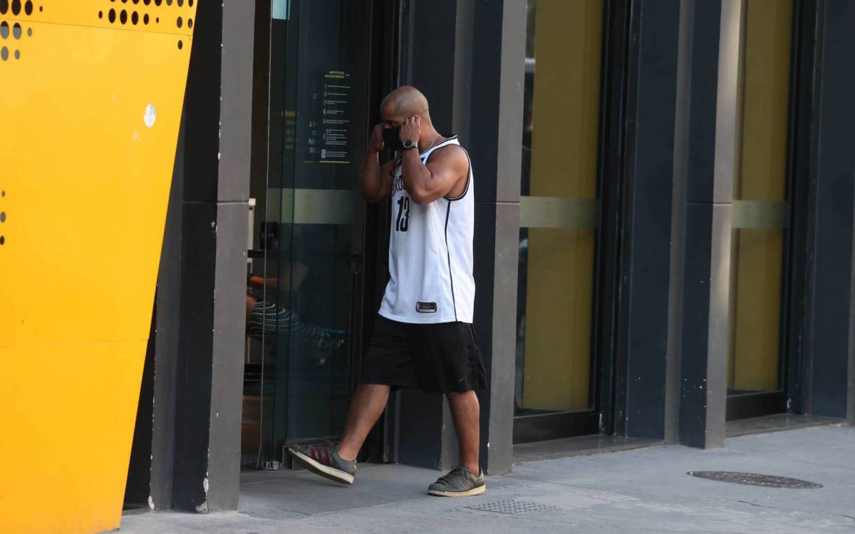 Rio,17/11/2021-TIJUCA, Academia Smart Fit,polemica no uso de mascaras nas academias, Prefeitura do Rio libera uso de mascaras nas academias, mas Secretaria de Estado de Saude mantem a obrigatoriedade do uso de mascaras em ambientes fechados. Na foto,usuario da academia .Foto: Cleber Mendes/Agência O Dia