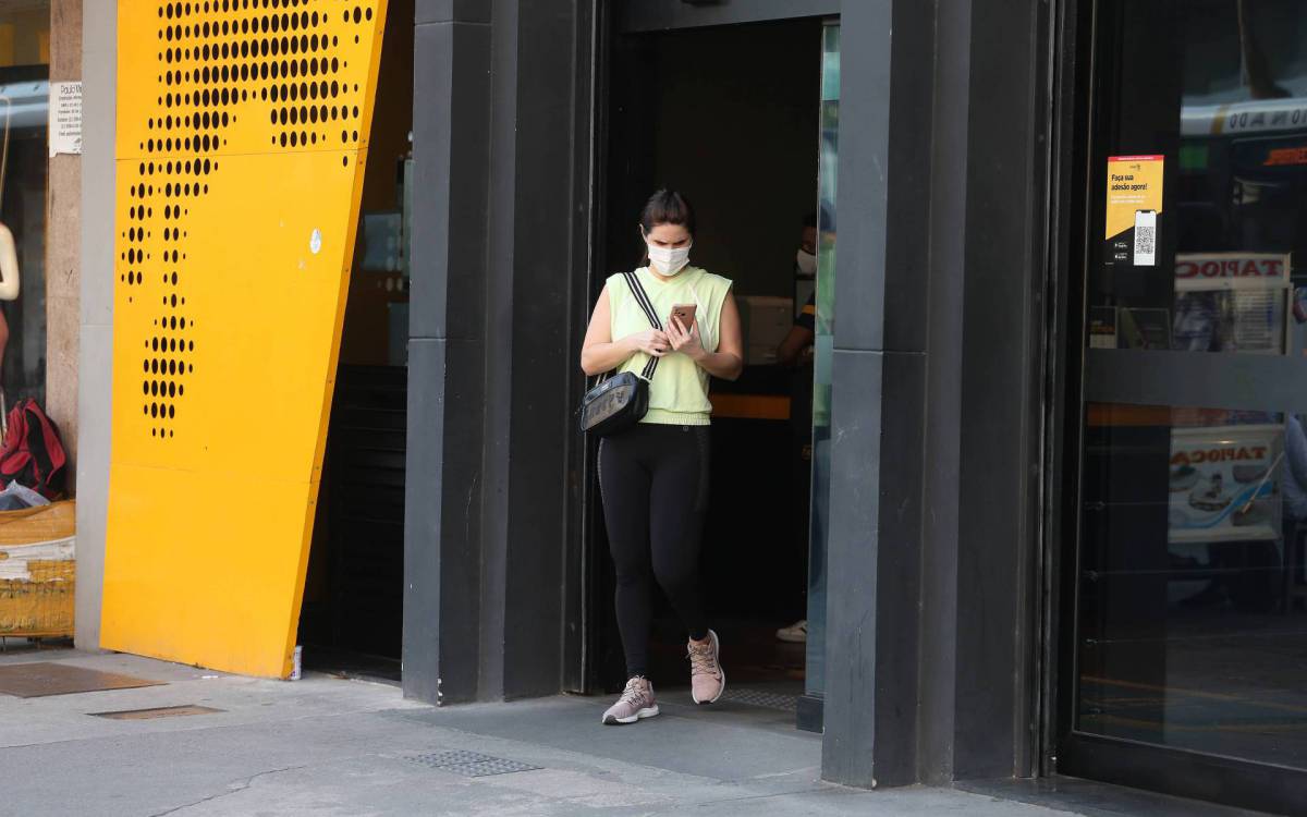 Rio,17/11/2021-TIJUCA, Academia Smart Fit,polemica no uso de mascaras nas academias, Prefeitura do Rio libera uso de mascaras nas academias, mas Secretaria de Estado de Saude mantem a obrigatoriedade do uso de mascaras em ambientes fechados. Na foto,usuario da academia .Foto: Cleber Mendes/Ag&ecirc;ncia O Dia