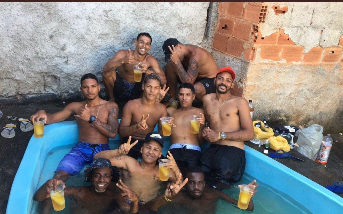 Traficantes postaram foto em piscina, com bebidas, nas redes sociais