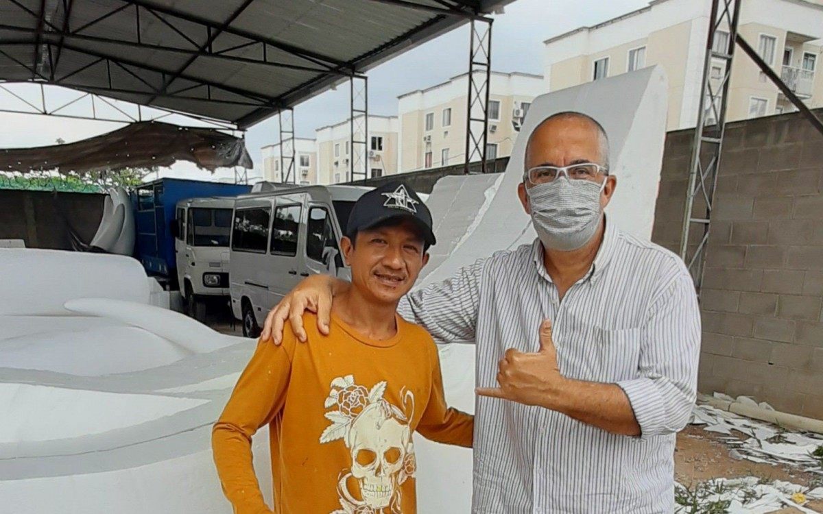 Euler Kataki e Saulo Tinoco no barrac&atilde;o de confec&ccedil;&atilde;o das fantasias da Inocentes de Belford Roxo