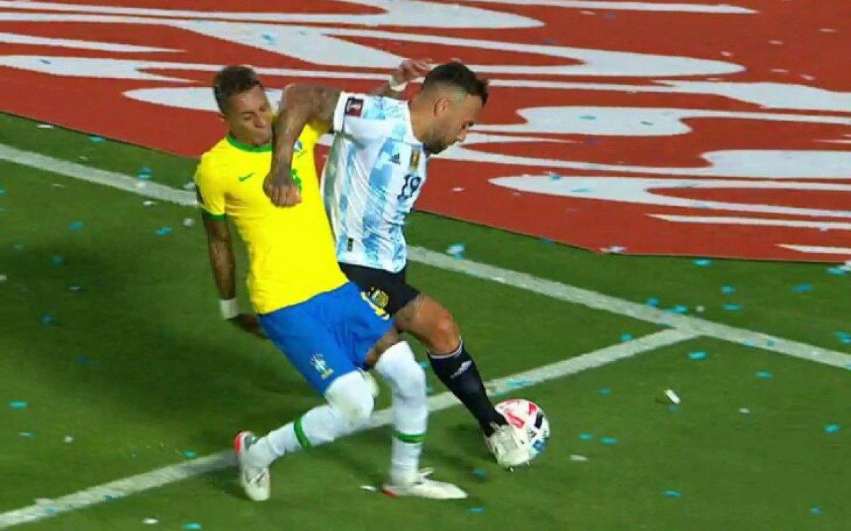 Momento da cotovelada de Otamendi em Raphinha, ainda no primeiro tempo de Argentina x Brasil - Reprodução de TV