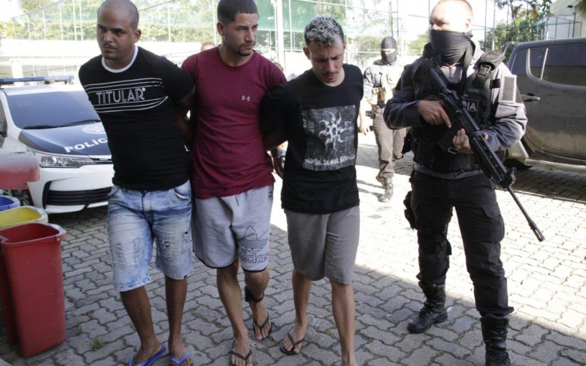 Quatro pessoas ligadas à milícia são presas em ação da Draco - Marcos Porto / Agência O Dia