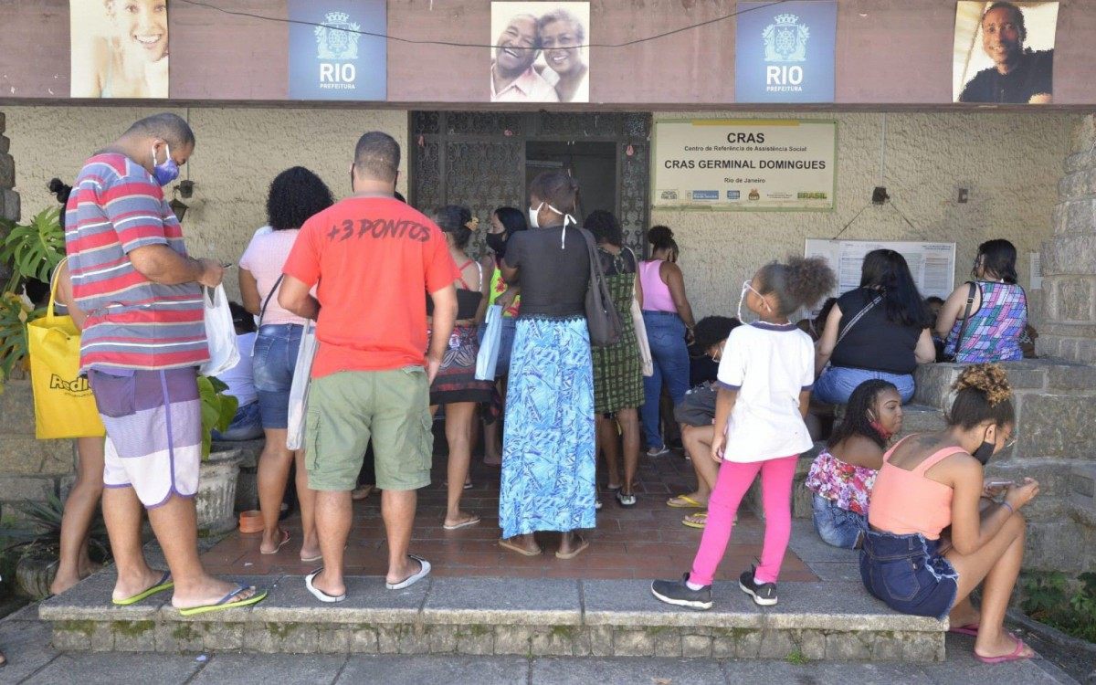 Cariocas enfrentam fila em Centro de Assist&ecirc;ncia Social no Rio Comprido atr&aacute;s de informa&ccedil;&otilde;es sobre Aux&iacute;lio Brasil - F&aacute;bio Costa