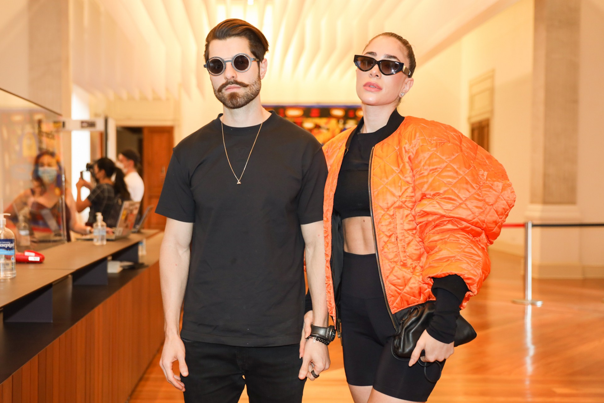 Alok beija Romana em abertura do SPFW. - Ag.news