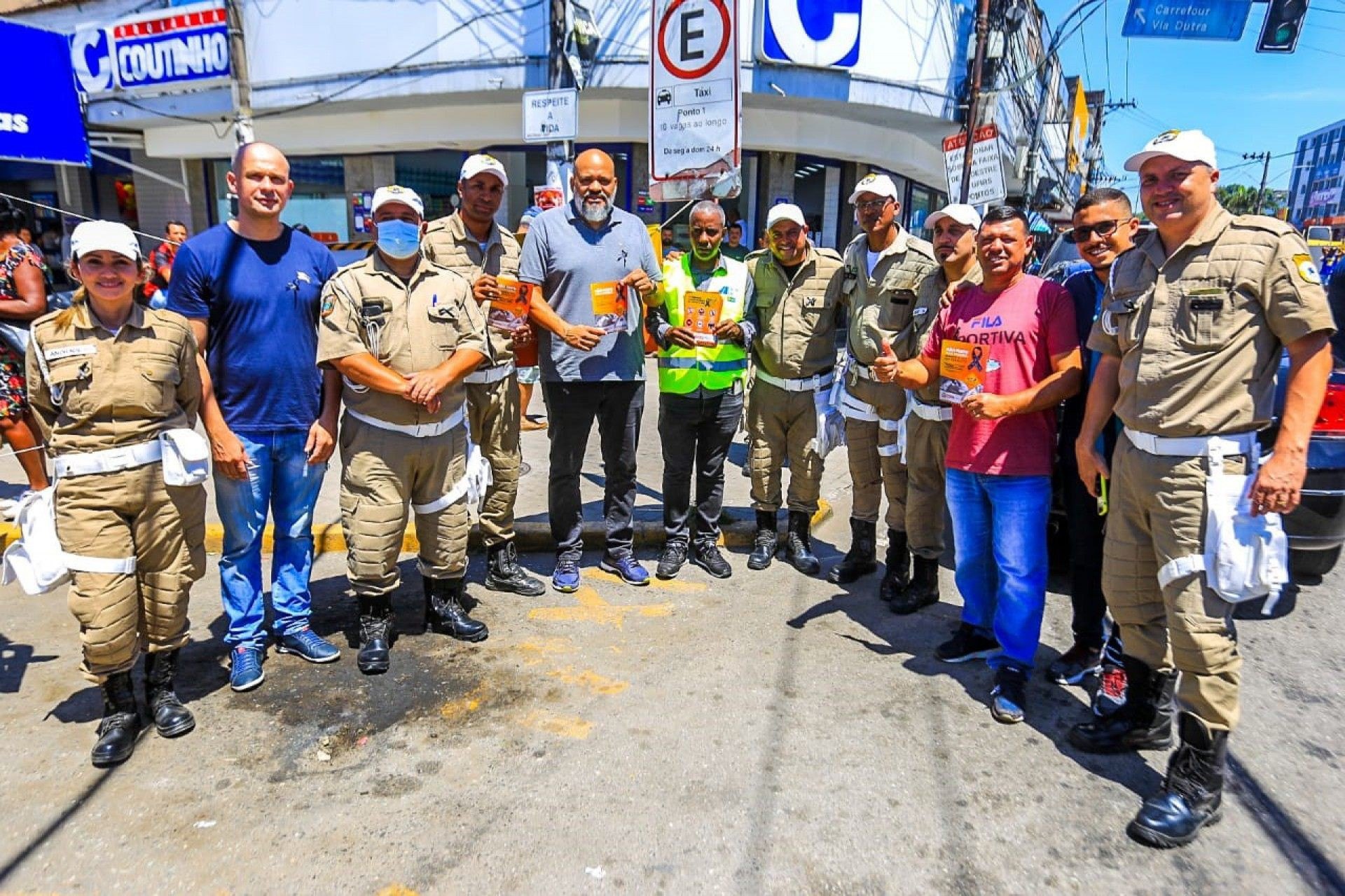 O vice-prefeito Marcelo Canella (5º da esquerda para a direita) prestigiou a campanha de trânsito - Rafael Barreto / PMBR
